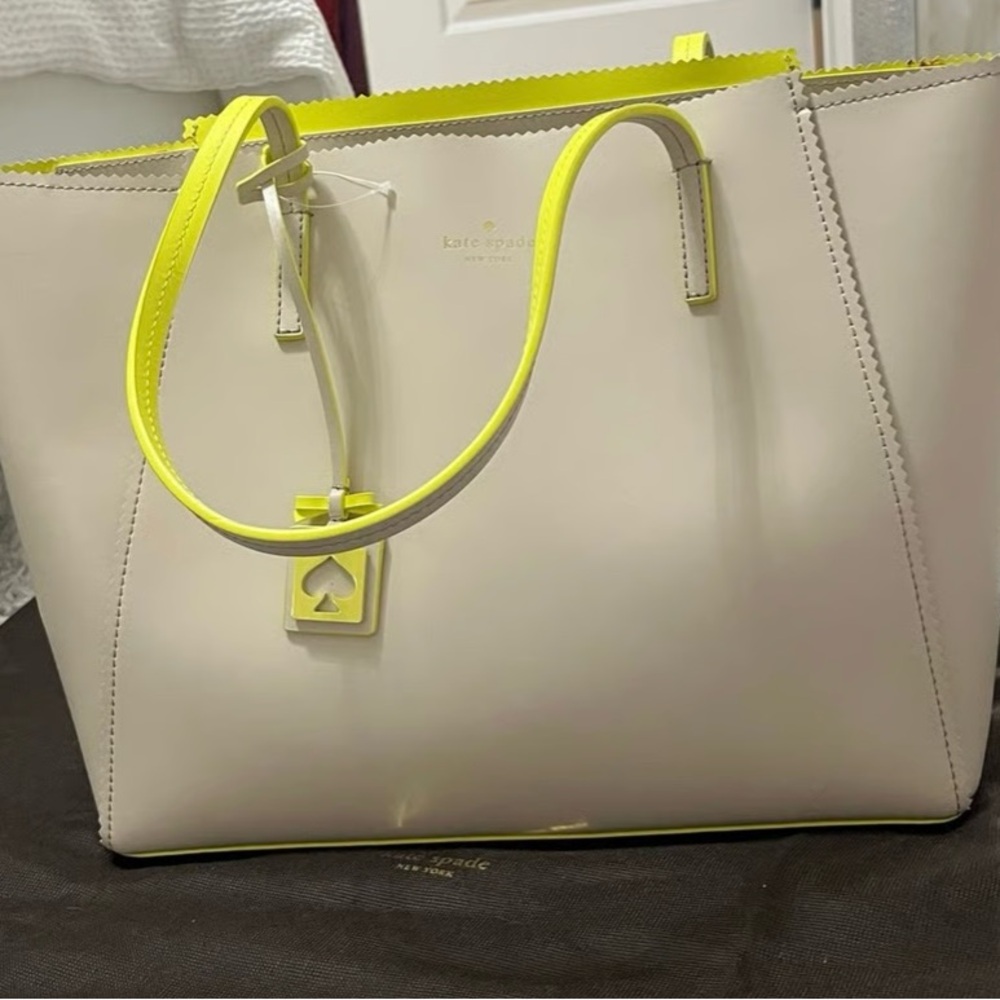 KATE SPADE NEW YORK TAN/NEON GREEN SCALLOP EDGE TOTE BAG